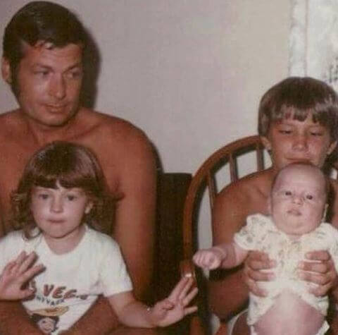 Young Richie Shelton with brother Blake Shelton, sister Endy, and father Richard.